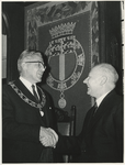 1969-2428 De installatie van Th.J.C. Verduin als gemeentesecretaris in de Rotterdamse raadszaal met burgemeester Thomassen.