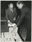 1969-2431 Opening van de Vredesweek. Links wethouder De Vos en rechts Pater Meijer, die zijn noppen-stenen laat zien, ...
