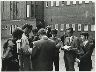 1969-2593 Protest van leerlingen van de Gemeentelijke Kweekschool aan de Hofstedestraat. De protesten hadden te maken ...