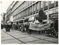1969-2614 Protestmars tegen honger. Rotterdamse scholieren houden een stille tocht als protest tegen de honger in Biafra.