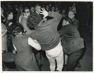 1969-2633 Rel in Rotterdamse Schouwburg. Studenten gooien eieren naar acteurs uit onvrede over de prestaties van de ...