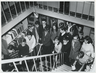 1969-364 Hist-in op Gemeentearchief, tentoonstelling. Rondleiding in het eerste depot.