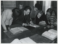 1969-370 Hist-in op Gemeentearchief. Tentoonstelling. Archivalia bekijken met de heer Poelstra.