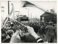 1969-392 Verlenging tramlijn 5 naar Schiebroek. Verwelkoming eerste tram op het Kastanjeplein.
