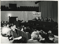 1969-630 Protestvergadering tegen B.T.W. in de kleine zaal van De Doelen, georganiseerd door de PvdA. Achter de tafel ...