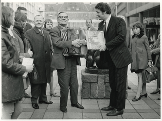 1969-766 Overhandiging grammofoonplaat aan 'Blinde Piet'.