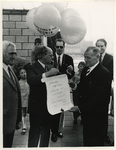 1970-1148 Opening van het herbouwde Afrikaanderplein door wethouder G.Z. de Vos.