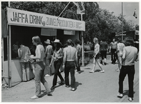 1970-1355 Holland Popfestival van 26 t/m 28 juni 1970 in het Kralingse Bos in Rotterdam. Festivalgangers bij de kraam ...