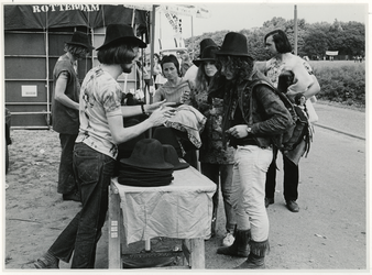1970-1357 Holland Popfestival van 26 t/m 28 juni 1970 in het Kralingse Bos in Rotterdam. Verkoop van hoeden aan de ...