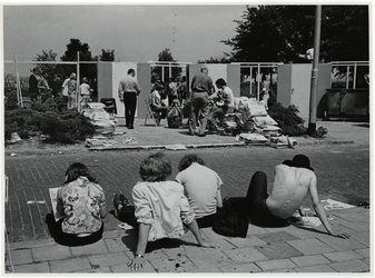 1970-1362 Holland Popfestival van 26 t/m 28 juni 1970 in het Kralingse Bos in Rotterdam. Bij de ingang aan de ...