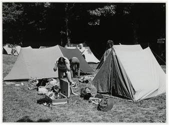 1970-1371 Holland Popfestival van 26 t/m 28 juni 1970 in het Kralingse Bos in Rotterdam. Festivalkampeerders met tenten ...