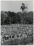 1970-1376 Holland Popfestival van 26 t/m 28 juni 1970 in het Kralingse Bos in Rotterdam. Menigte festivalgangers en een ...
