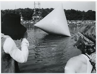 1970-1377 Holland Popfestival van 26 t/m 28 juni 1970 in het Kralingse Bos in Rotterdam. Drijvende speelelementen in de ...