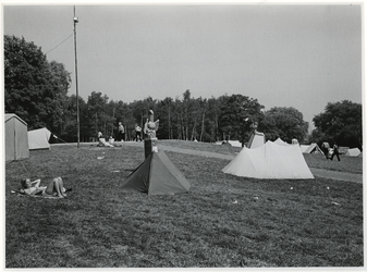 1970-1390 Holland Popfestival van 26 t/m 28 juni 1970 in het Kralingse Bos in Rotterdam. Tenten van de festivalgangers ...
