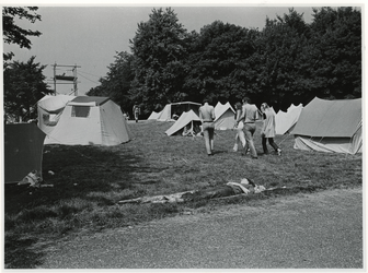 1970-1392 Holland Popfestival van 26 t/m 28 juni 1970 in het Kralingse Bos in Rotterdam. Tenten van de festivalgangers ...