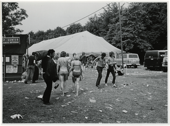 1970-1393 Holland Popfestival van 26 t/m 28 juni 1970 in het Kralingse Bos in Rotterdam. Festivalgangers op het terrein ...