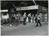 1970-1394 Holland Popfestival van 26 t/m 28 juni 1970 in het Kralingse Bos in Rotterdam. Een kraam van de 'Jaffa Drink ...
