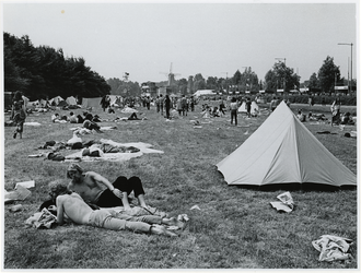 1970-1396 Holland Popfestival van 26 t/m 28 juni 1970 in het Kralingse bos in Rotterdam. Festivalgangers liggen in het ...