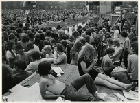 1970-1403 Holland Popfestival van 26 t/m 28 juni 1970 in het Kralingse bos in Rotterdam. Een overzichtsfoto van het ...