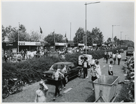 1970-1407 Holland Popfestival van 26 t/m 28 juni 1970 in het Kralingse bos in Rotterdam. Festivalgangers wandelen lang ...