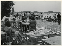 1970-1411 Holland Popfestival van 26 t/m 28 juni 1970 in het Kralingse bos in Rotterdam. Festivalgangers en veel afval ...