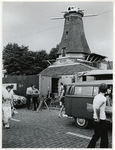 1970-1414 Holland Popfestival van 26 t/m 28 juni 1970 in het Kralingse bos in Rotterdam. Trailer en container van Cine ...