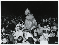 1970-1421 Holland Popfestival van 26 t/m 28 juni 1970 in het Kralingse bos in Rotterdam. Festivalgangers zitten in de ...