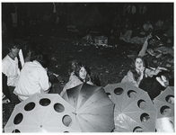 1970-1424 Holland Popfestival van 26 t/m 28 juni 1970 in het Kralingse bos in Rotterdam. Festivalgangers in de avond.