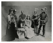 1970-1559 Medespelenden in het toneelstuk 'De maagd van Orleans' door F. Schiller, uitgevoerd door het Aesthetisch ...