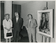 1970-1570 Aanbieding van een portret aan professor doctor J. Tinbergen met (links) mevrouw Tinbergen en (rechts) de ...