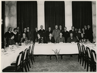 1970-1718 Vergadering van de Vereniging van Archivarissen in het Amstelhotel in Amsterdam. Zittend (tweede van rechts) ...