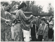 1970-1887 Jojo kampioenen tijdens Concours Hippique met (rechts) prinses Beatrix en prins Claus.