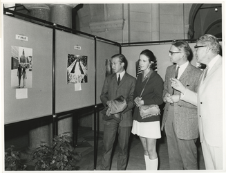1970-1888 Opening van de C'70 foto-expositie met (van links naar rechts) de winnaars van de wedstrijd A.J. Struijk, H. ...