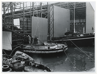 1970-2112 Met takelschepen wordt het gedeeltelijk gezonken dolfinarium 'Dolfirodam' in de Leuvehaven omhoog gehesen. ...
