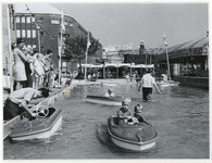 1970-2123 Op de Coolsingel bij de Binnenweg staat een bassin met bootjes voor kinderen ter gelegenheid van de ...