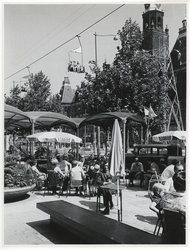 1970-2129 Op de Coolsingel zijn terrasjes gebouwd in het kader van de Manifestatie C70. Bovenlangs loop een kabelbaan ...
