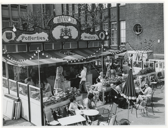 1970-2152 Op de Coolsingel en de hoek van de Binnenweg zitten mensen op het terras van een poffertjeskraam tijdens de ...