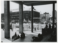 1970-2153 Blik op de Coolsingel vanaf de trappen van het Beursgebouw tijdens de Manifestatie C70.