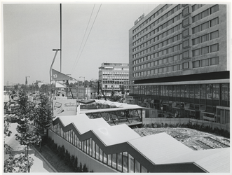 1970-2164 De kabelbaan van de Manifestatie C70 ter hoogte van het Weena. Rechts het Hilton hotel met daarvoor de ...