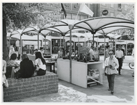 1970-2181 Onder de tijdelijke polyester afdakjes op het Beursplein worden kunstvoorwerpen verkocht tijdens de ...