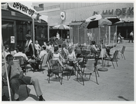 1970-2185 Op het Binnenwegplein zitten mensen op terrassen bij een paviljoen dat speciaal is opgebouwd voor de ...