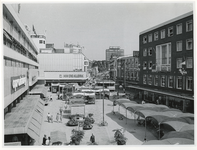 1970-2188 Gezicht op de Binnenweg met links het pand van Termeulen en op de achtergrond de winkel van HH de Klerk. Op ...
