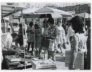 1970-2190 Dames voor een fruitstalletje op de hok van de Binnenweg en de Coolsingel tijdens de Manifestatie C70. Op de ...