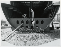 1970-2196 Kinderen spelen in een dwarsdoorsnede van een bulbsteven van een schip van Verolme. Dit onderdeel ligt op ...