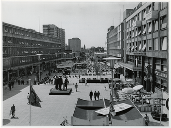 1970-2202 Zicht op het Stadhuisplein en de Korte Hoogstraat vanuit met de kabelbaan tijdens de Manifestatie C70. ...