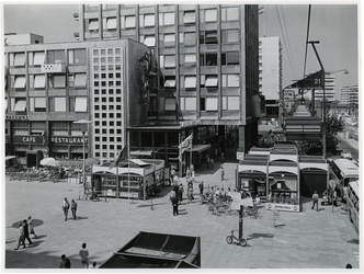 1970-2204 Zicht op het Stadhuisplein vanuit met de kabelbaan tijdens de Manifestatie C70.
