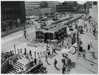1970-2205 De Van Oldenbarneveltstraat uit het noordoosten gezien vanuit de stoeltjeslift op de hoek van de ...