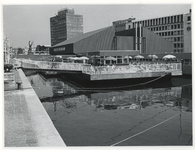 1970-2211 In de Leuvehaven ligt het dolfinarium 'Dolfirodam'. Het is gebouwd vanwege de manifestatie C70.
