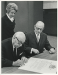 1970-2222 Wethouder J. Worst, voorzitter van de Stichting Ahoy, laat de eerste huurder van het complex, de Femina ...