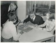 1970-2226 Burgemeester W. Thomassen opent het internaat voor schipperskinderen Robbenoord aan de Schulpweg.